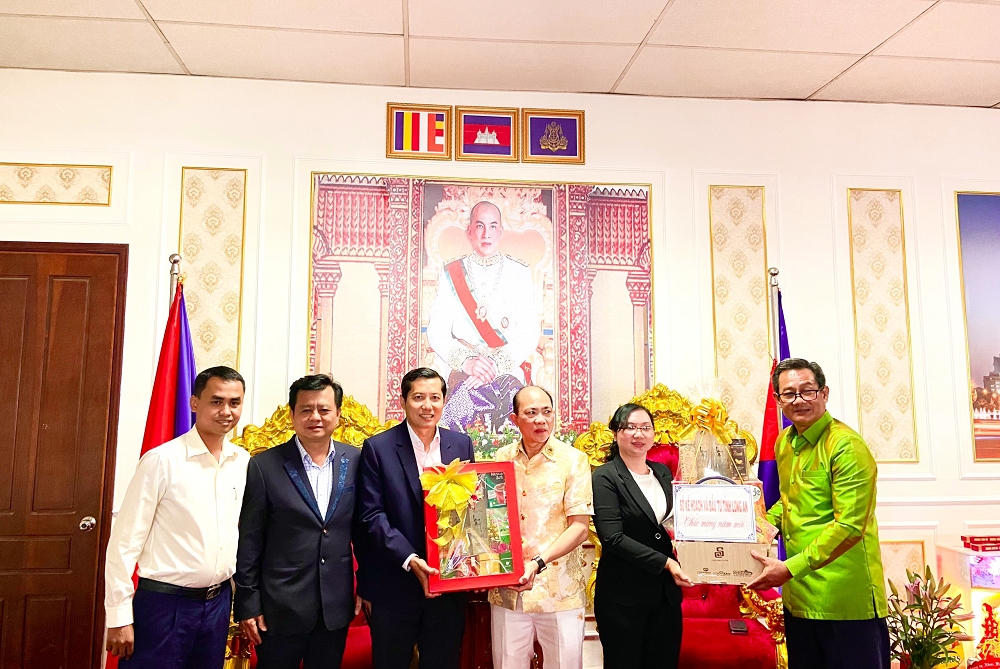 ロンアン省の代表団がカンボジアの新年を祝ったチョル・チュナム・トメイ氏