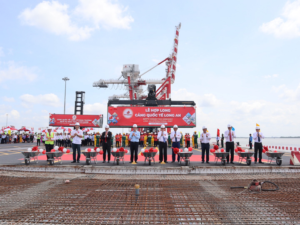 Long An International Port integrates 7 wharves and officially opens container cargo handling services